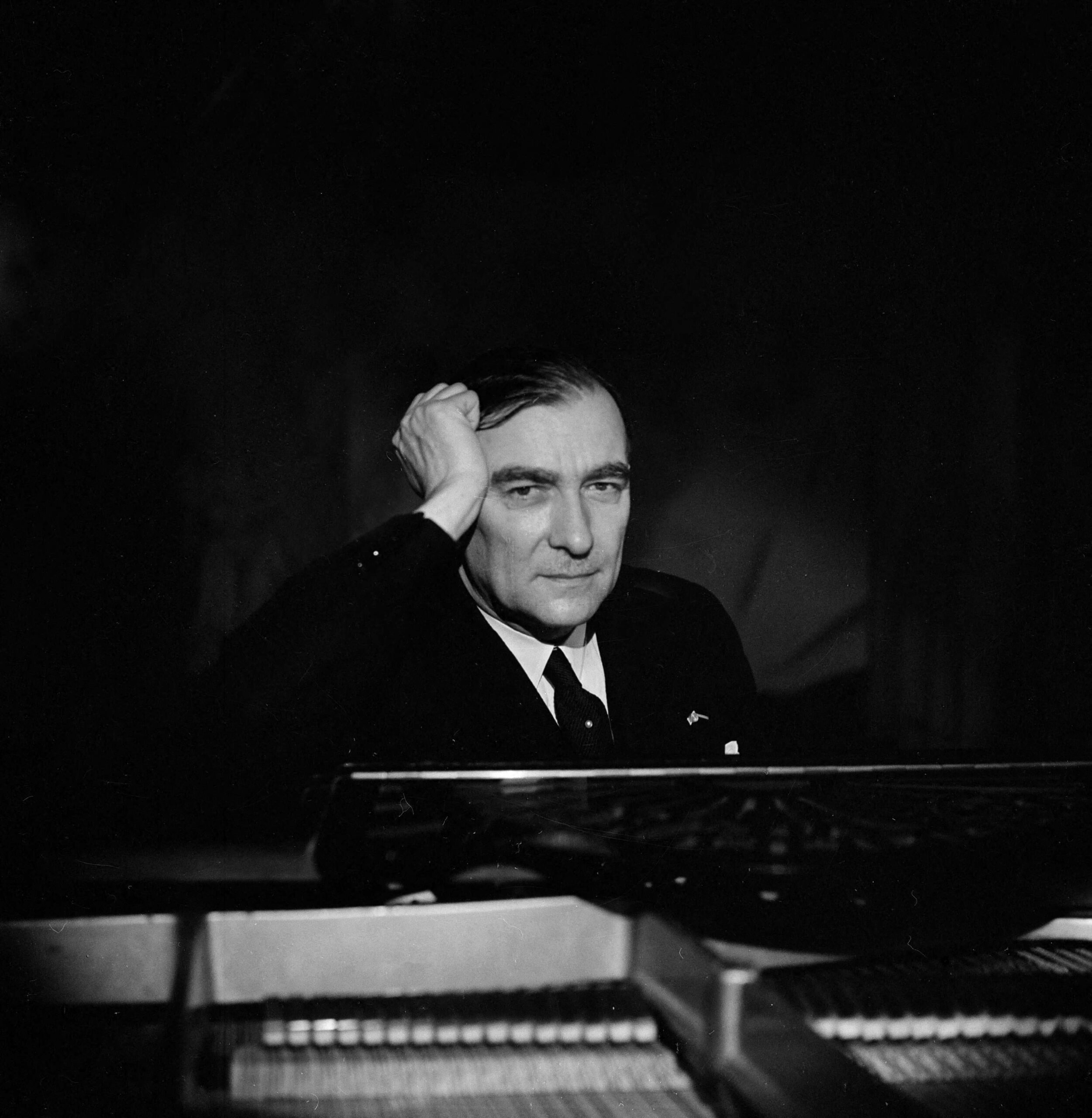 Z miejsca na miejsce i ze stylu w styl. Karol Szymanowski był i straussowskim postromantykiem, i ekspresyjnym impresjonistą, i folklorystą – każdym w innym momencie.